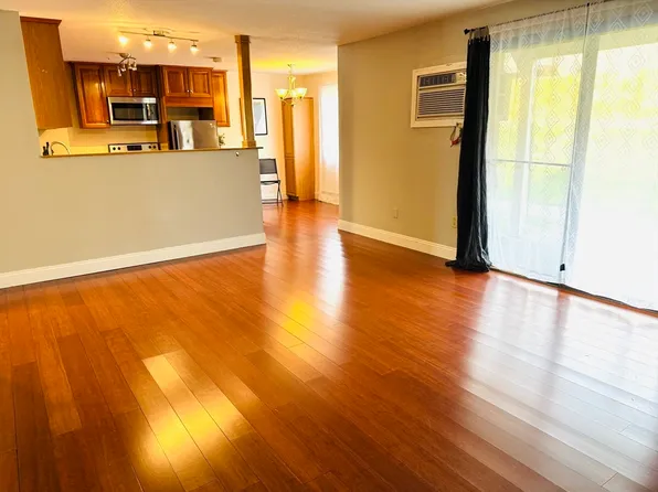 2500 Skyline Dr Unit 1, Lowell, MA 01854