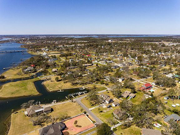3rd image of 315 Yaupon Dr