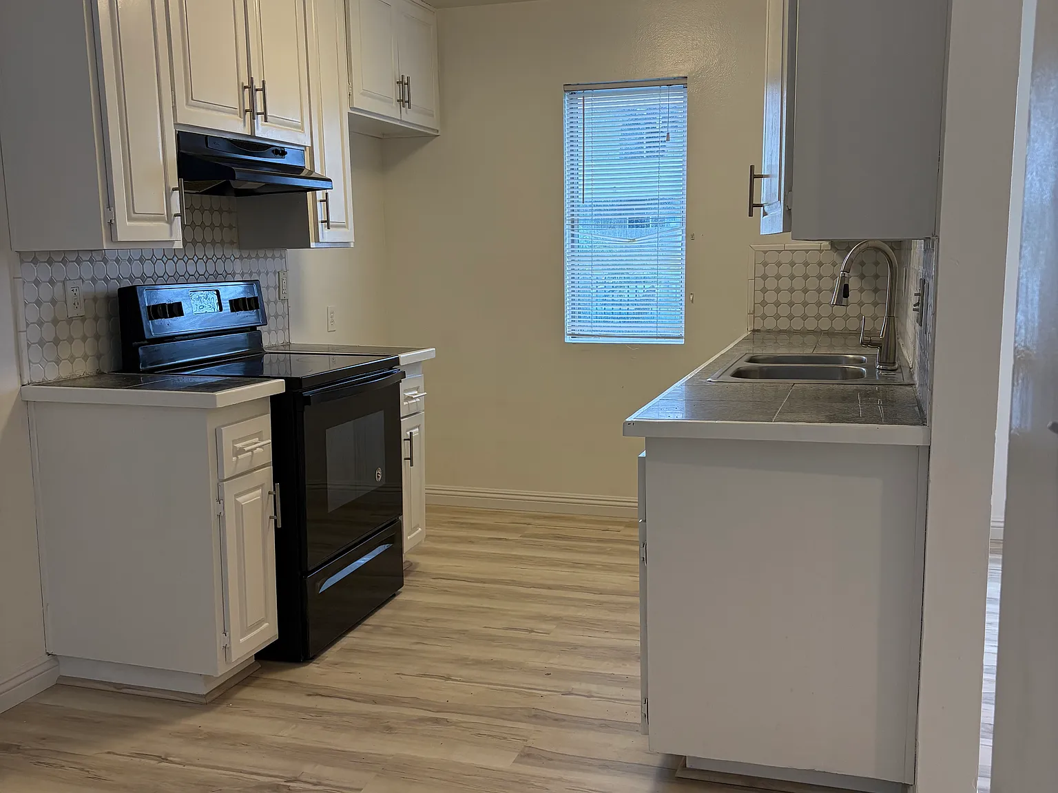 2 bed, 860 sqft, $2,350 — Photo 2