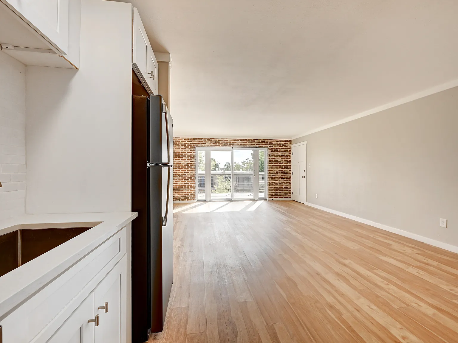 1 bed, 996 sqft, $2,025 — Photo 2