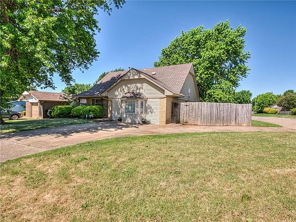 3rd image of 2628 Wyandotte Way