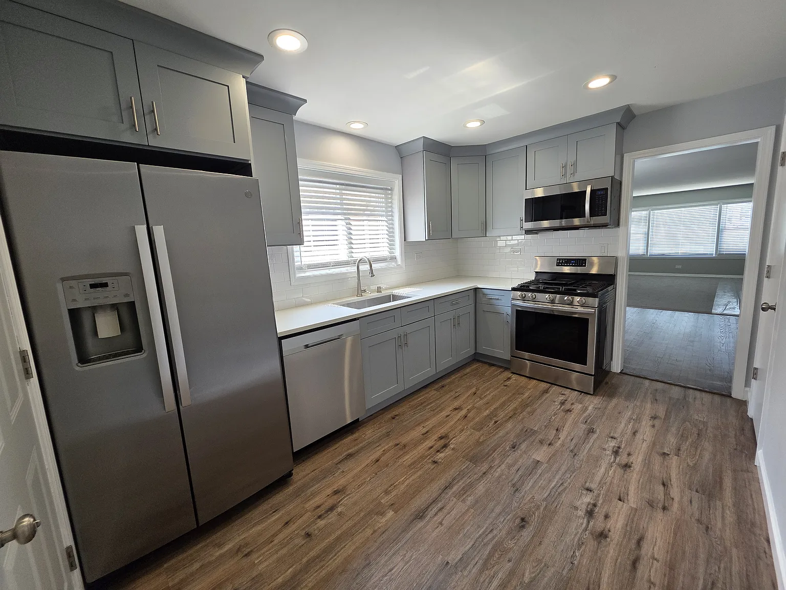 2 bed, 900 sqft, $1,900 — Photo 2