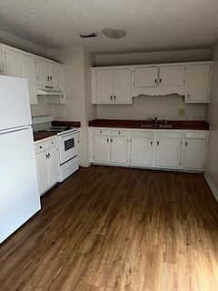 4th image of 1127 Strathdon Ave