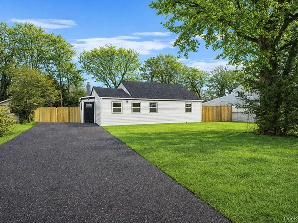 10 Linda Lane, Central Islip, NY 11722