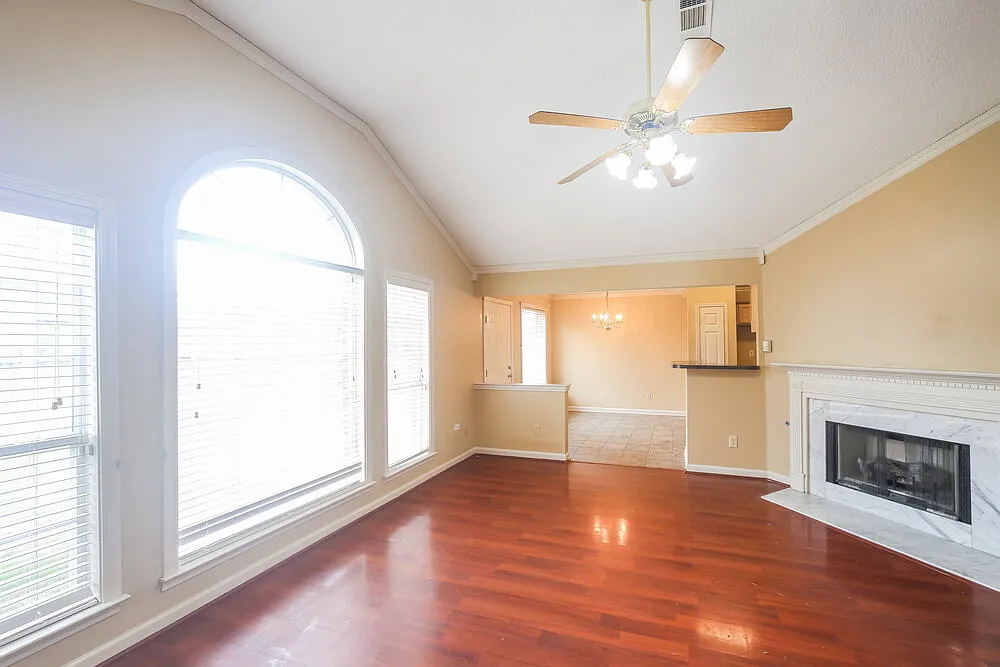 3 bed, 2.0 bath, 1354 sqft, $1,695 — Photo 3