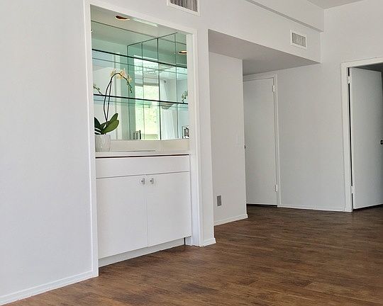 5th image of 7250 Franklin Ave Unit 102