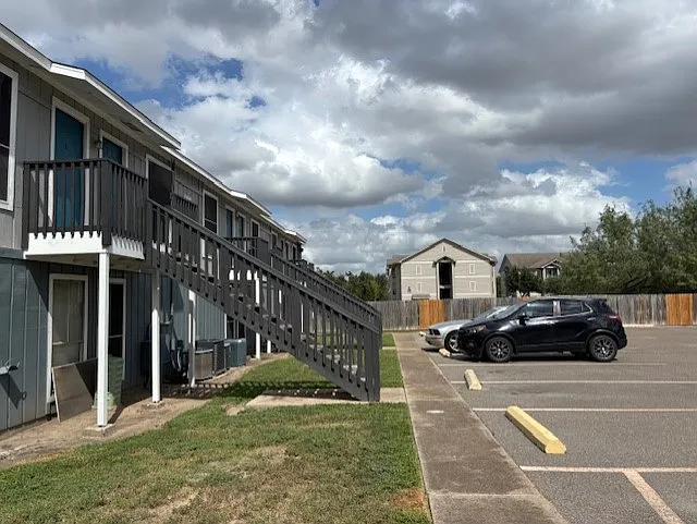 Edinburg Place Apartments — Photo 4