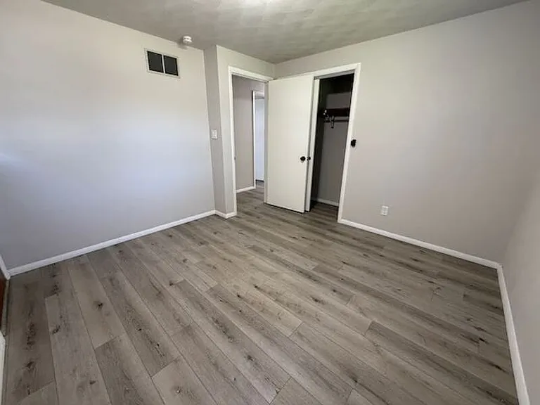 1105 E Samuel Ave — Photo 13