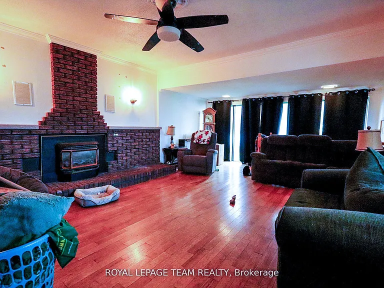 573 Main St W — Photo 2