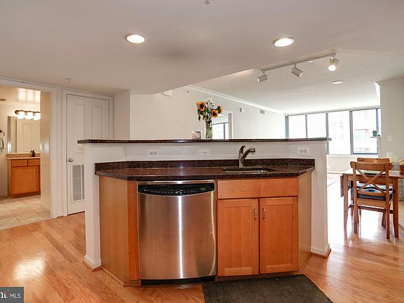 4th image of 2220 Fairfax Dr APT 807