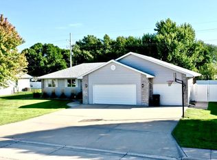 4175 Indianhead Rd, Grand Island, NE 68803