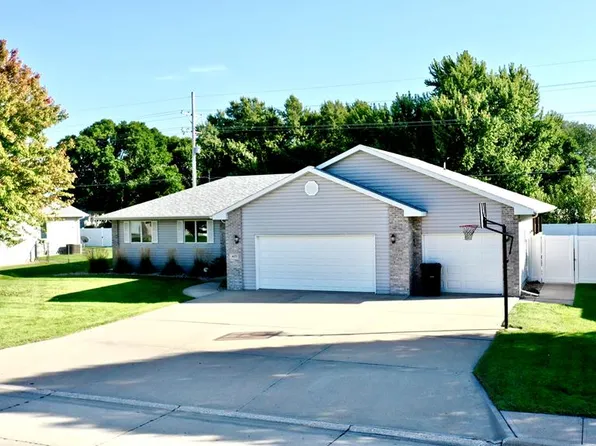 4175 Indianhead Rd, Grand Island, NE 68803