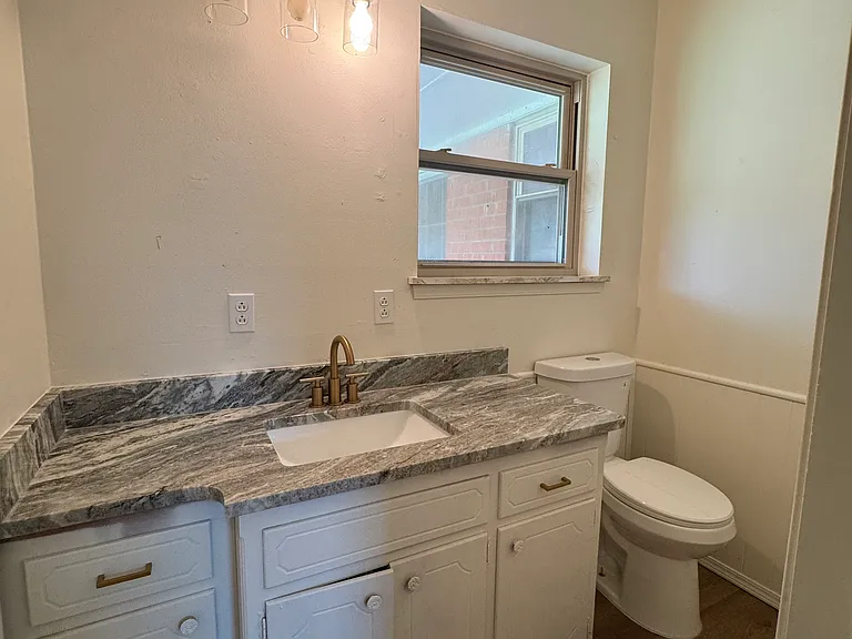 213 SW 23rd St — Photo 3