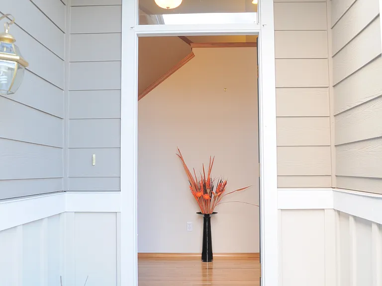 551 Quincy Ave NE — Photo 2
