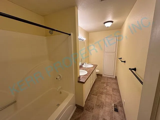 635 SE Juniper Ct E — Photo 11