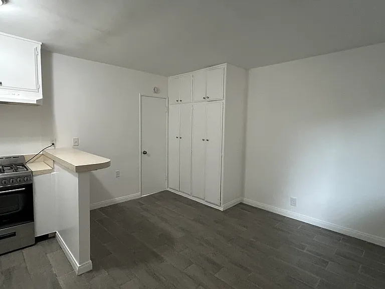 12701 York Ave #G — Photo 4
