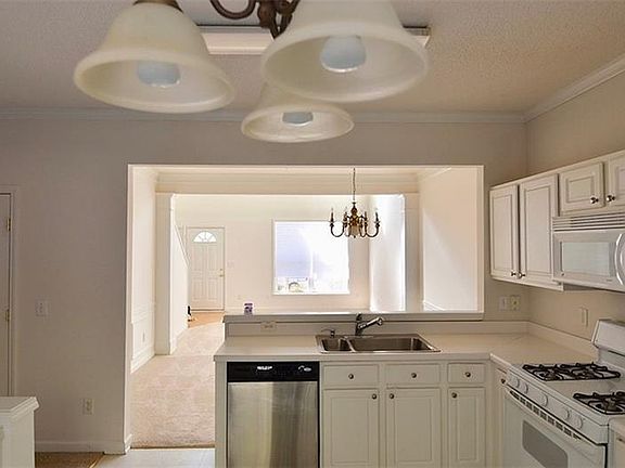 5th image of 105 Kenninghall Dr SE