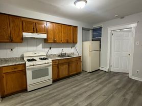674 N 6th St, Newark, NJ