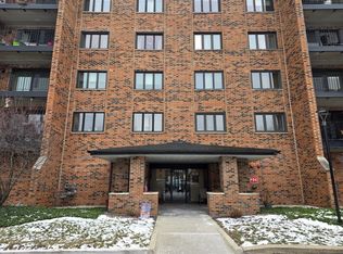 9377 Landings Ln #M507, Des Plaines, IL 60016