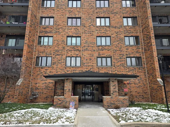 9377 Landings Ln #M507, Des Plaines, IL 60016