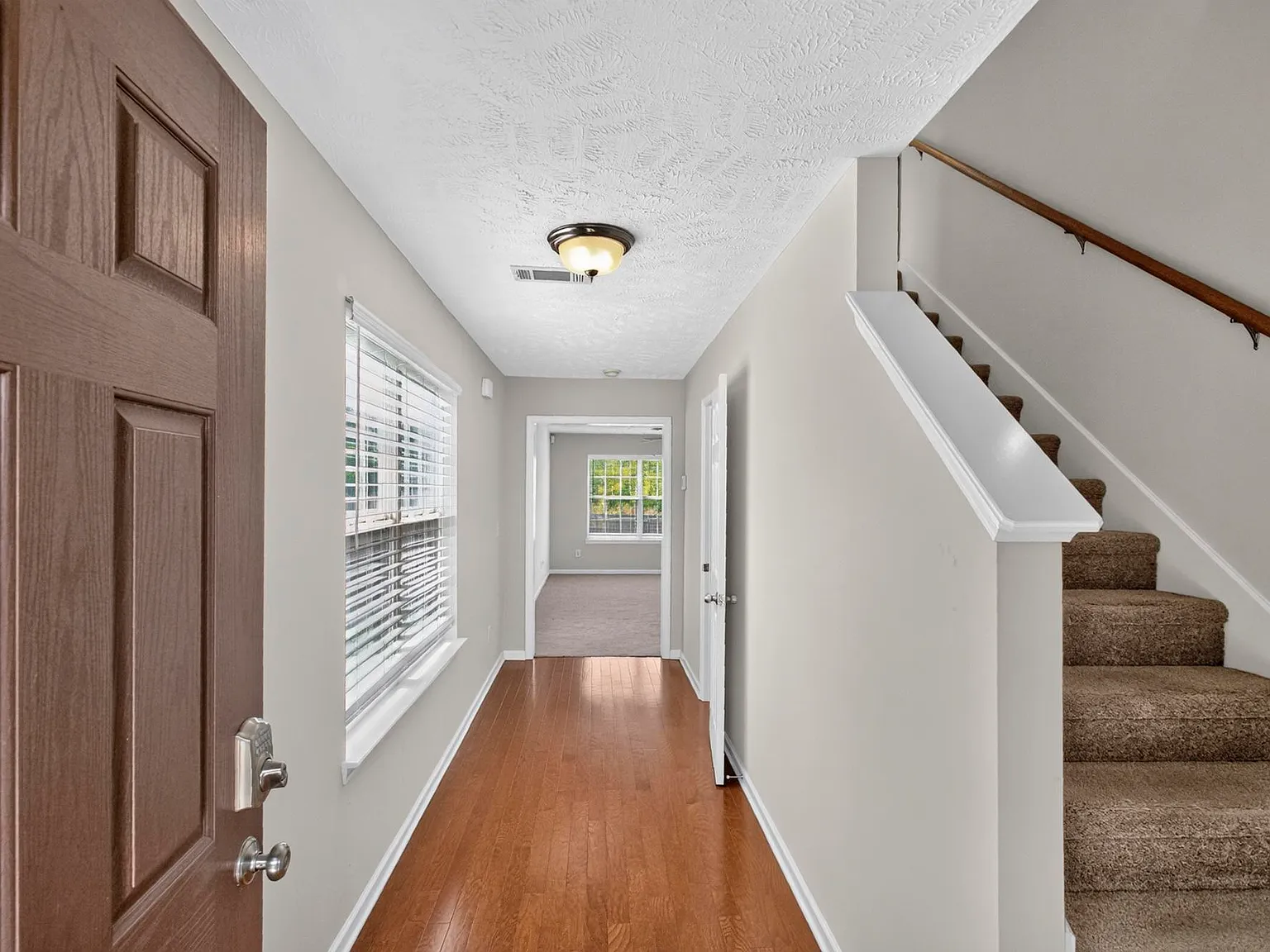 3 bed, 2.5 bath, 1650 sqft, $2,100 — Photo 2