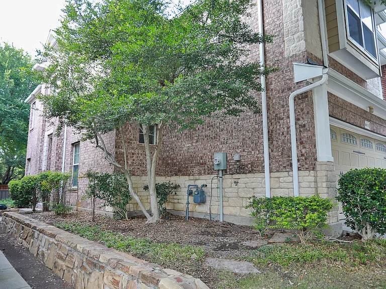 4611 Penelope Ln — Photo 9