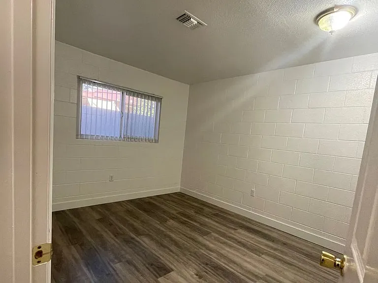 2109 N Daley St — Photo 11