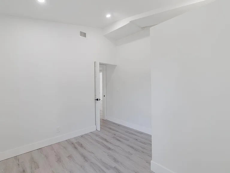 113 SE 8th Ave — Photo 16