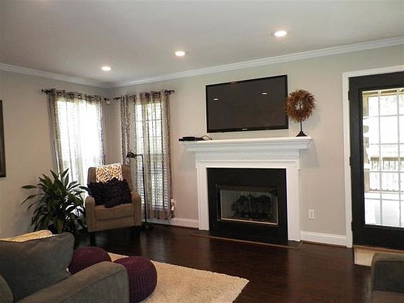 3rd image of 318 Sandra Ln