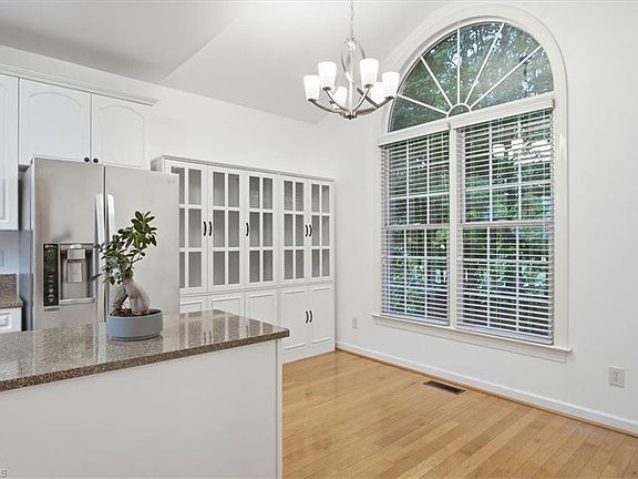 5th image of 3896 Waterview Rd