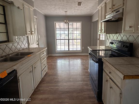 3rd image of 142 Dogwood Cir