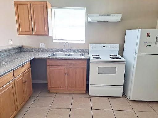 4th image of 7941 Devine Ave