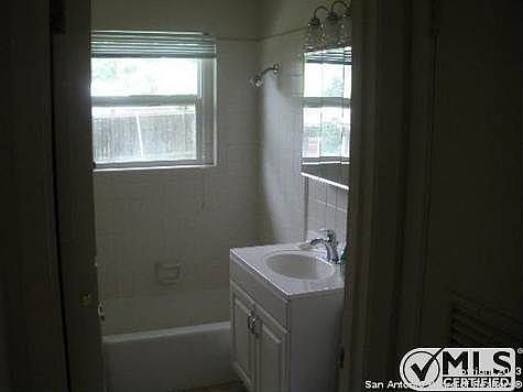 5th image of 227 Goodhue Ave