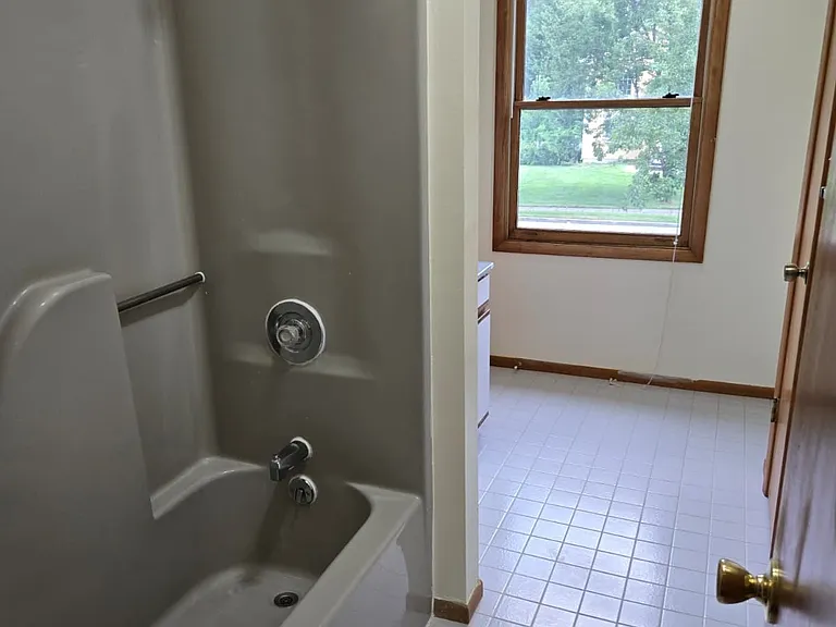 195 Edgemere Ct — Photo 5