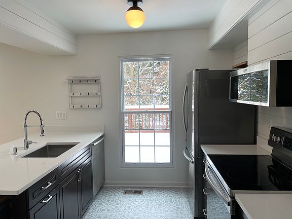 Updated kitchen, appliances, quartz countertops