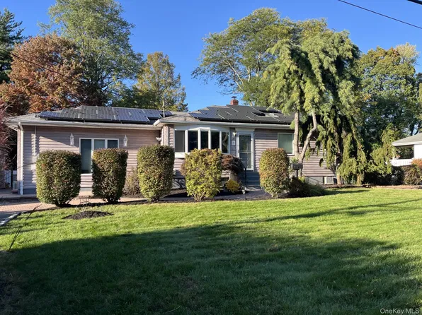 15 Oakwood Street, Greenlawn, NY 11740