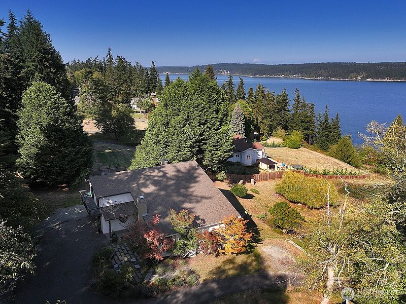 3rd image of 4721 Honeymoon Bay Road