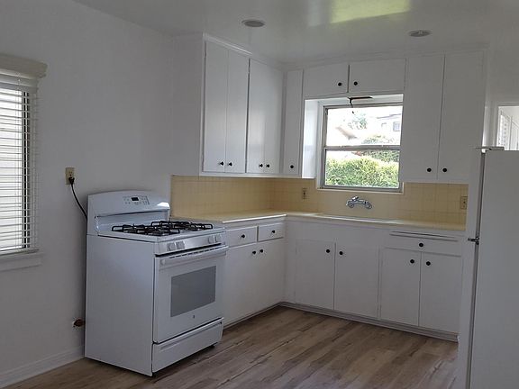 5th image of 4556 1/2 Alumni Ave