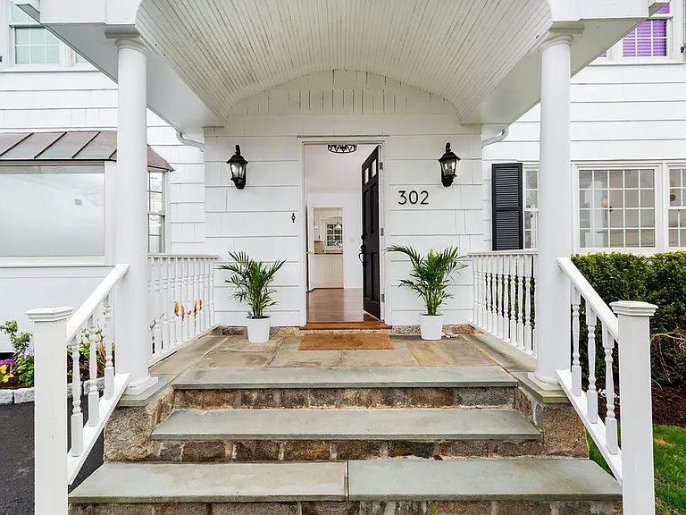 302 Sound Beach Ave — Photo 2