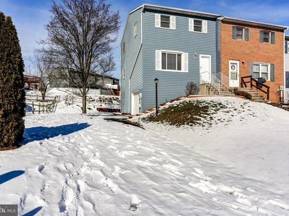 21 Mall Rd, Etters, PA 17319