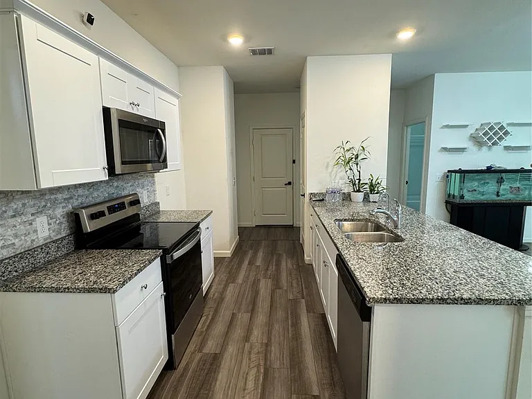 1061 Long Bay Ct — Photo 6