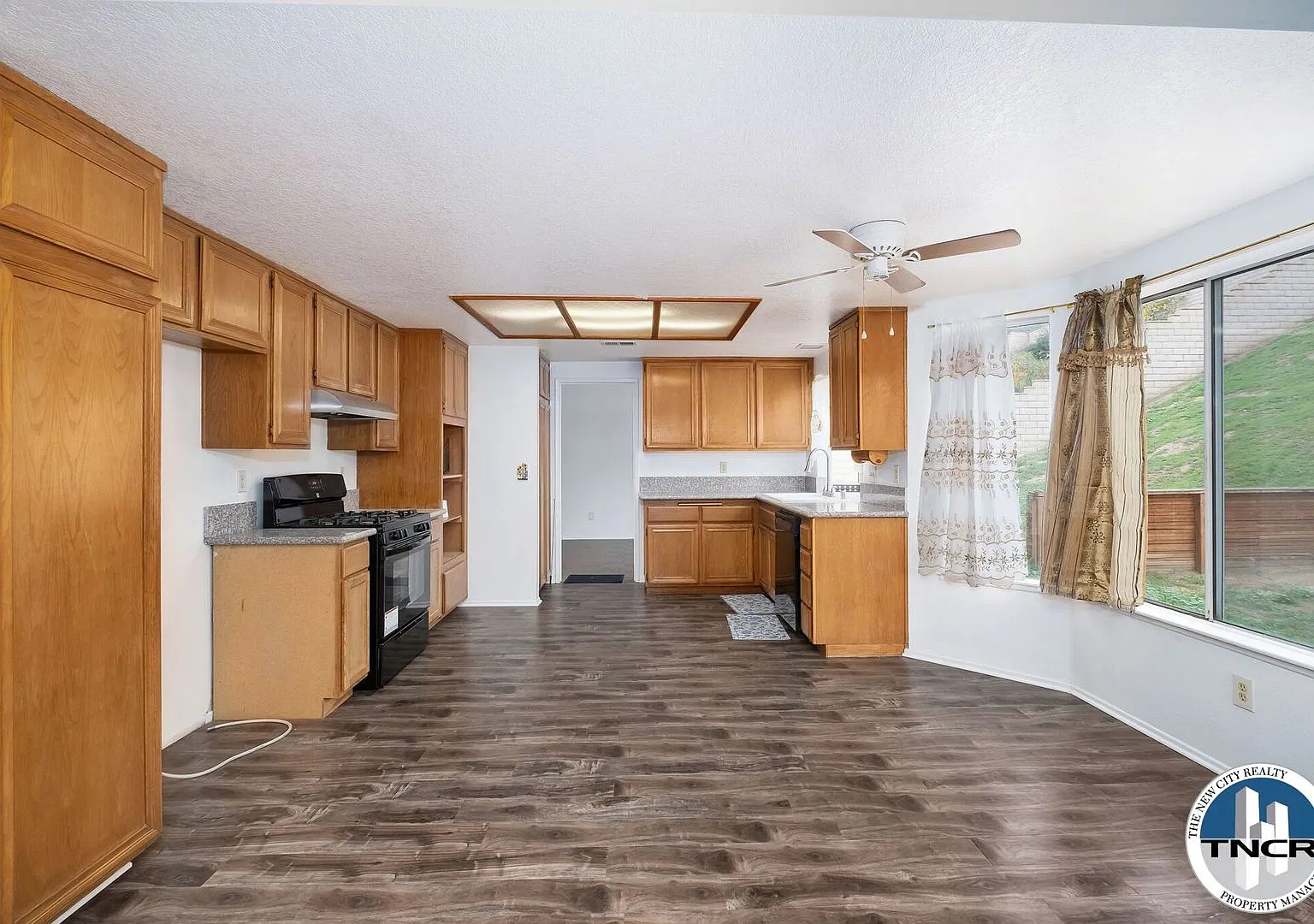 Stunning 4 BD | 3 Bath — Photo 3