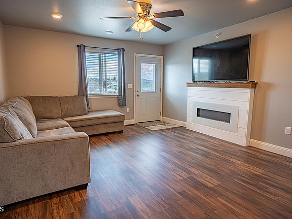 3rd image of 829 Canada Ave #27