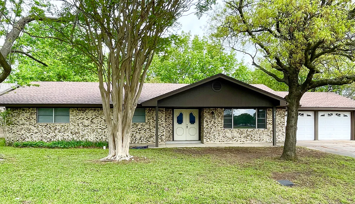 Front view with sprawling shade trees - 280 Echols St