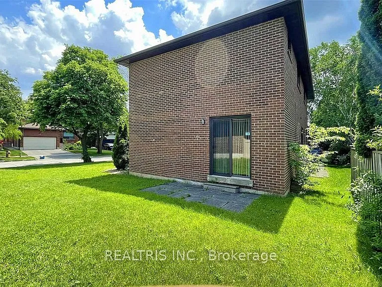 68 Gretman Cres — Photo 38