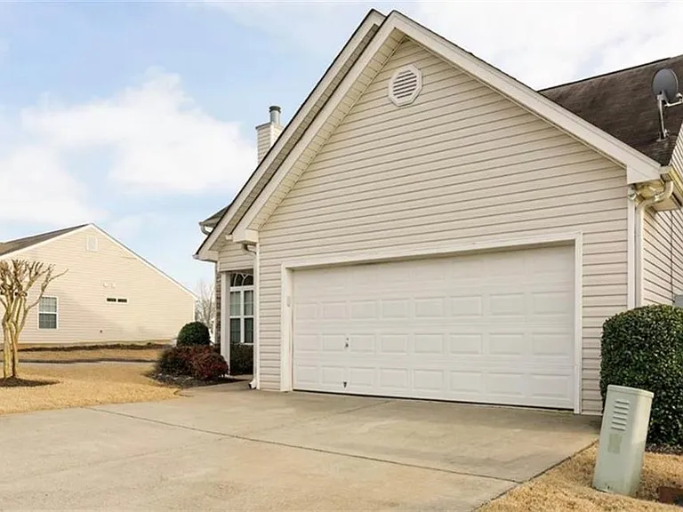 324 Greystone Pkwy — Photo 2