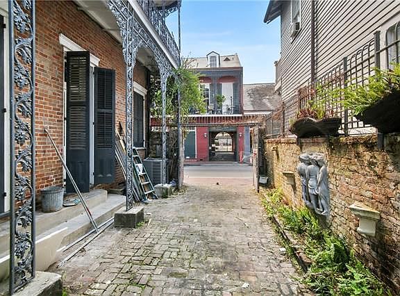 3rd image of 819 Bourbon St #1