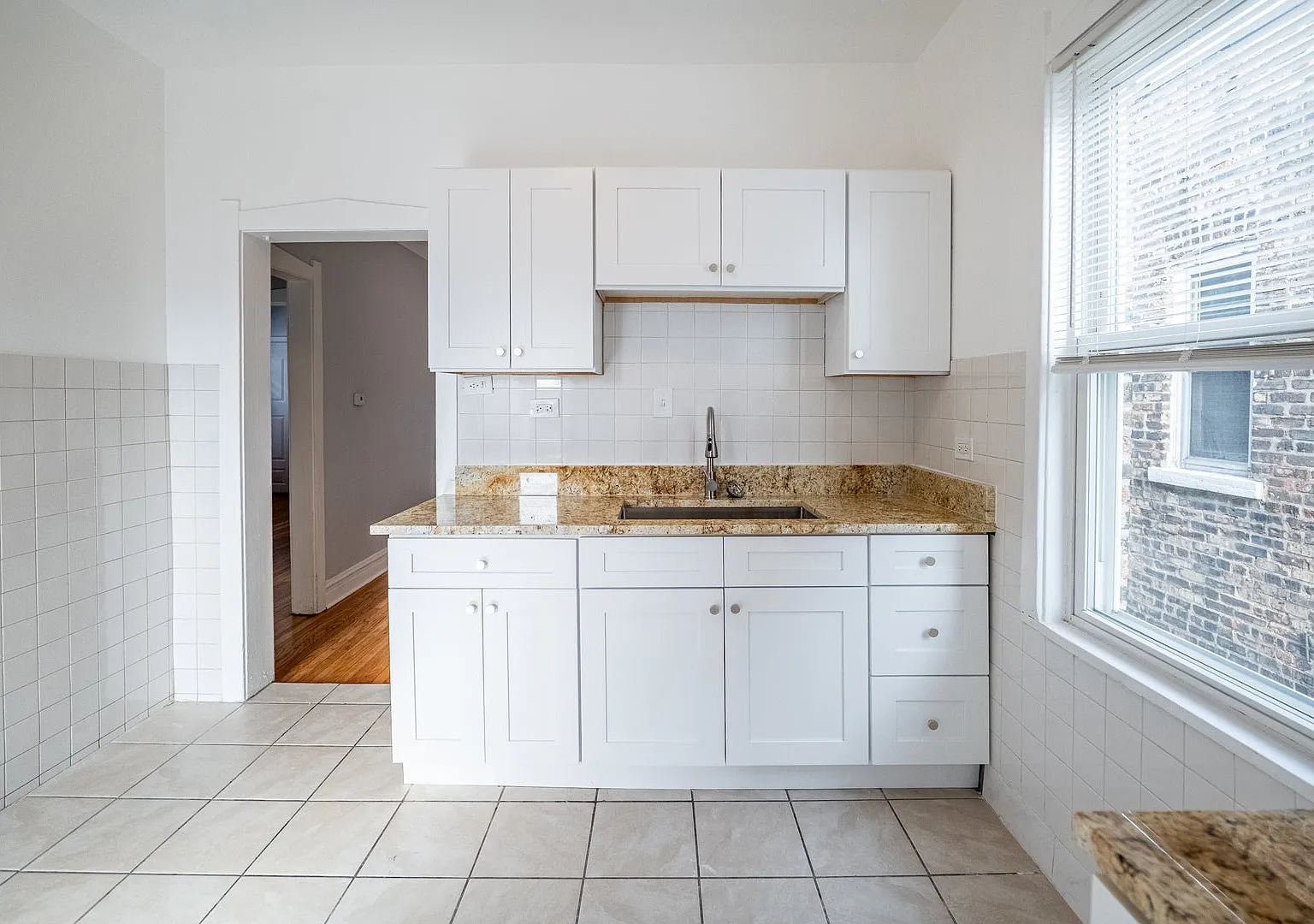 3 bed, 1.0 bath, 1300 sqft, $2,400 — Photo 4