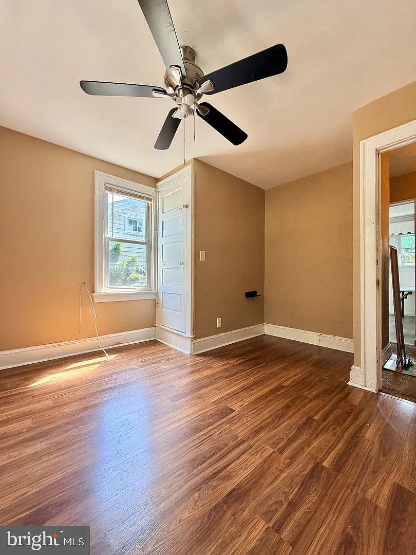 3 bed, 1.0 bath, 2408 sqft, $2,100 — Photo 3