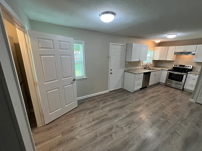 2100 Camden Dr — Photo 6